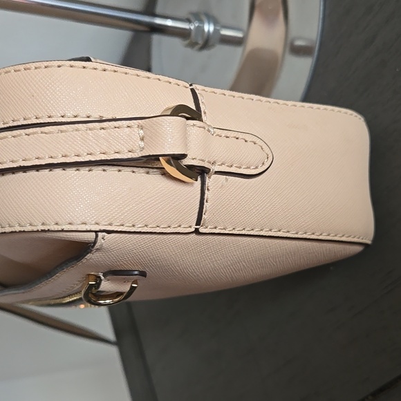 Michael Kors Cream Jet Set Crossbody Bag with Gold Accents - Picture 3 of 12